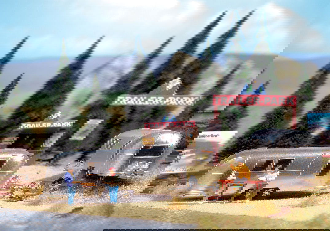 Walthers SceneMaster HO 1/87 Camp Site w/ 2 Travel Trailers, Signs & Accessories - ModelsPower