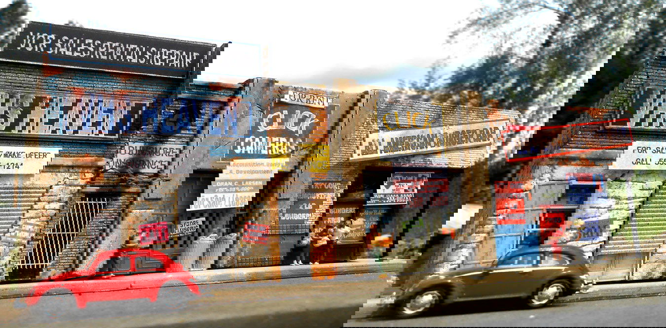 Downtown Deco HO 1/87 GONE BUST BLOCK distressed sidewalks signs complete stores - ModelsPower