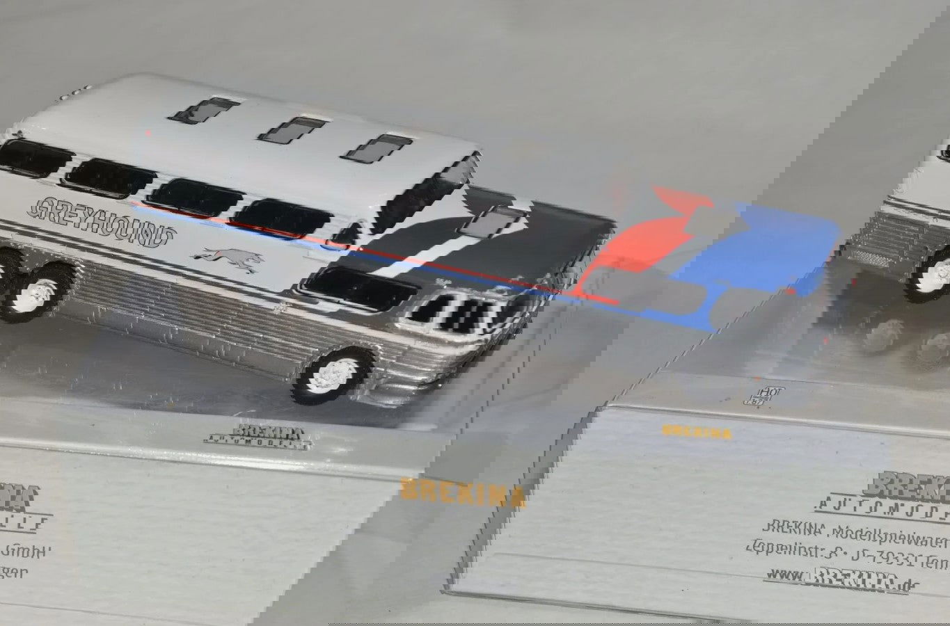 Brekina 1/87 HO Scale 1954-1956 GREYHOUND GMC PD-4501 Bi-Level Scenicruiser Bus - ModelsPower