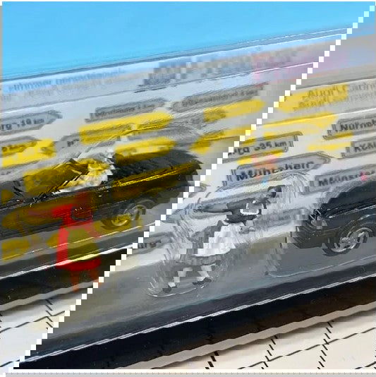 Preiser Kg 1/87 HO Scale AUDI CONVERTIBLE Keep Going Straight Set with 3 Figures - ModelsPower