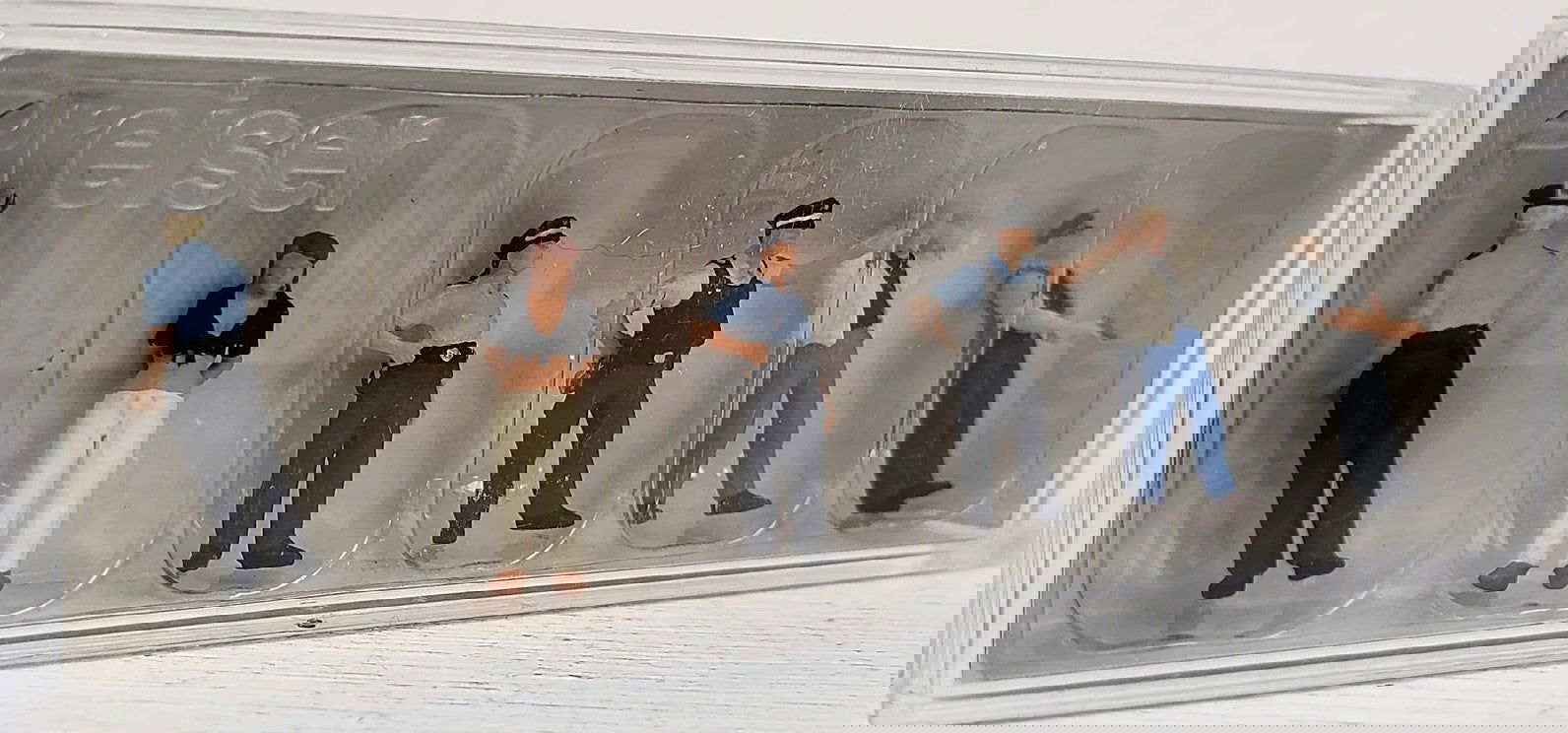 Preiser Kg 1/87 HO Scale POLICE OFFICERS Arresting 1 Female & 1 Male (6 Figures) - ModelsPower