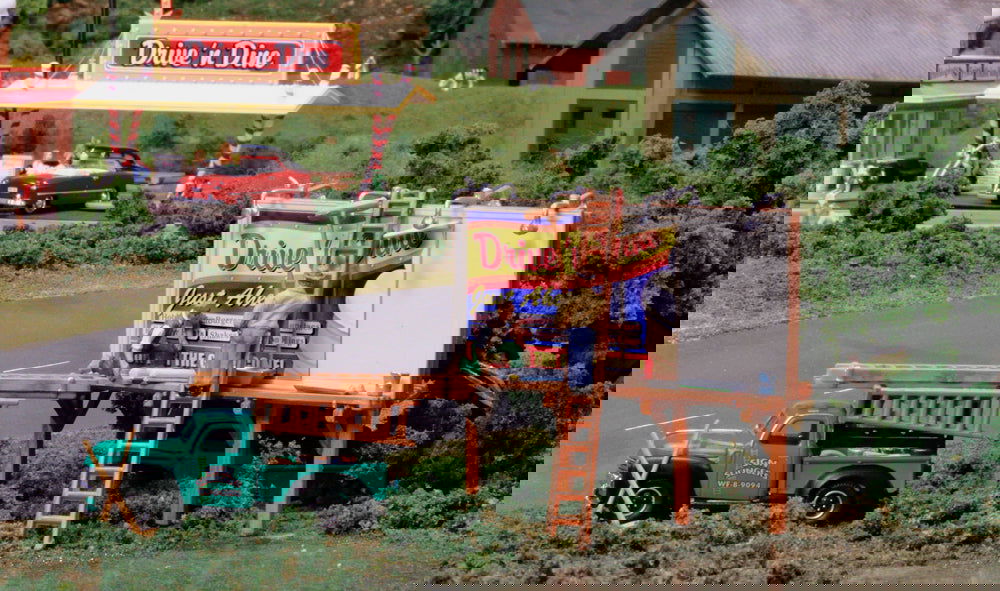 Woodland Scenics 1/87 HO Scale SIGN SLINGERS billboard workers AutoScenes AS5556 - ModelsPower