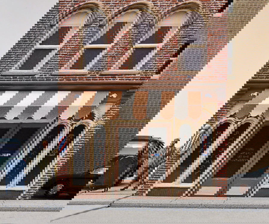 WALTHERS Cornerstone 933-3471 1/87 HO Scale VIC'S BARBER SHOP city structure kit - ModelsPower