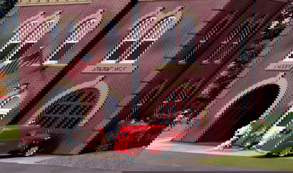 Woodland Scenics HO 1/87 SPARKY & THE CHIEF fire dept cruiser AutoScenes AS5559 - ModelsPower