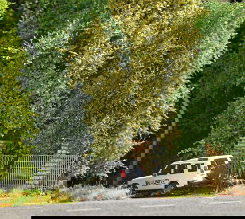 Busch 1/87 HO Scale K9 Security w/Policeman Dog Land Rover Discovery -Action Set - ModelsPower