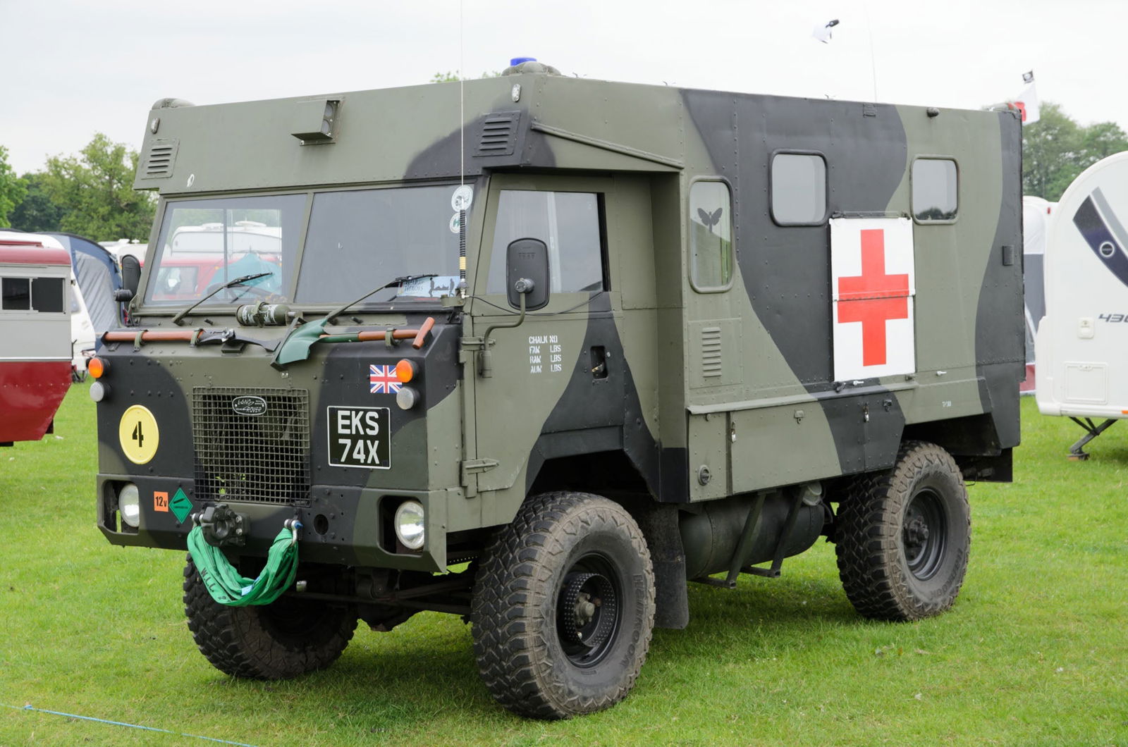 Trident Military HO 1/87 British Army Vehicle LAND ROVER 101 Ambulance Resin Kit - ModelsPower