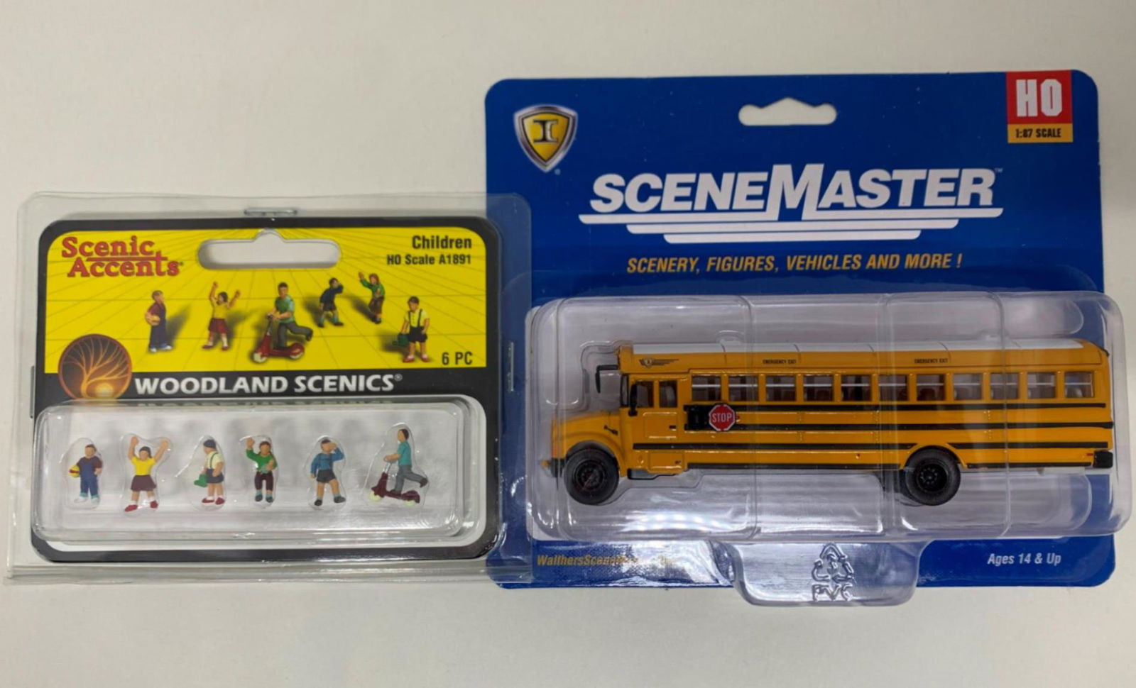 Walthers HO 1/87 DieCast International CE School Bus +Woodland Scenics Children - ModelsPower