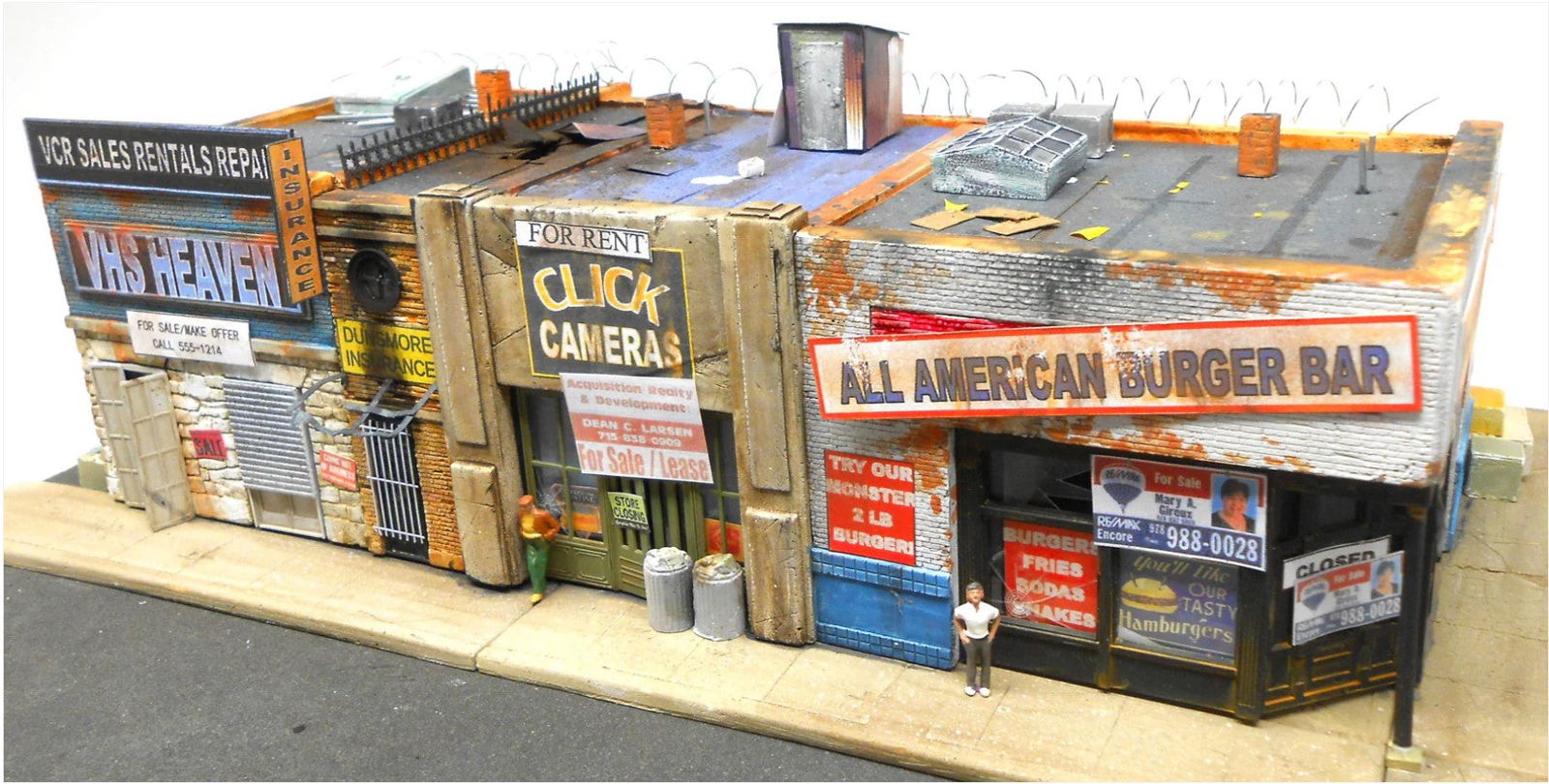 Downtown Deco HO 1/87 GONE BUST BLOCK distressed sidewalks signs complete stores - ModelsPower