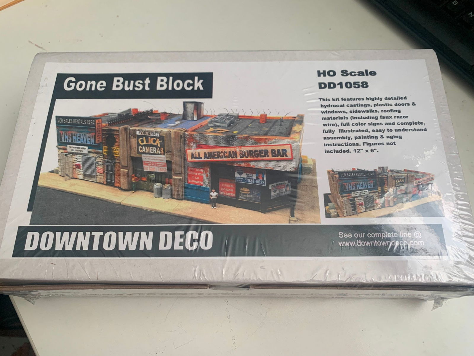 Downtown Deco HO 1/87 GONE BUST BLOCK distressed sidewalks signs complete stores - ModelsPower