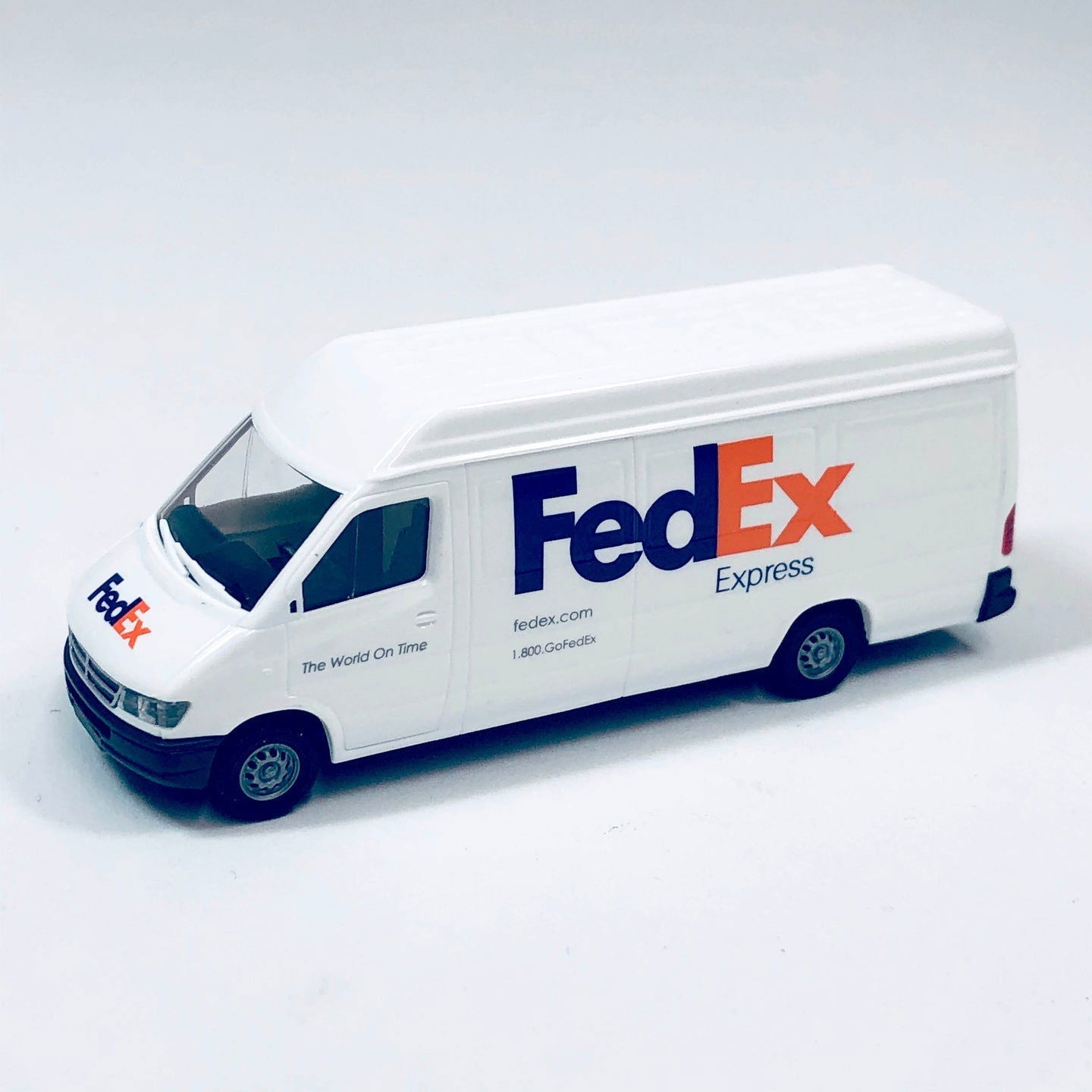 Walthers SceneMaster 1/87 HO Scale FEDEX EXPRESS Delivery Van -The World On Time - ModelsPower