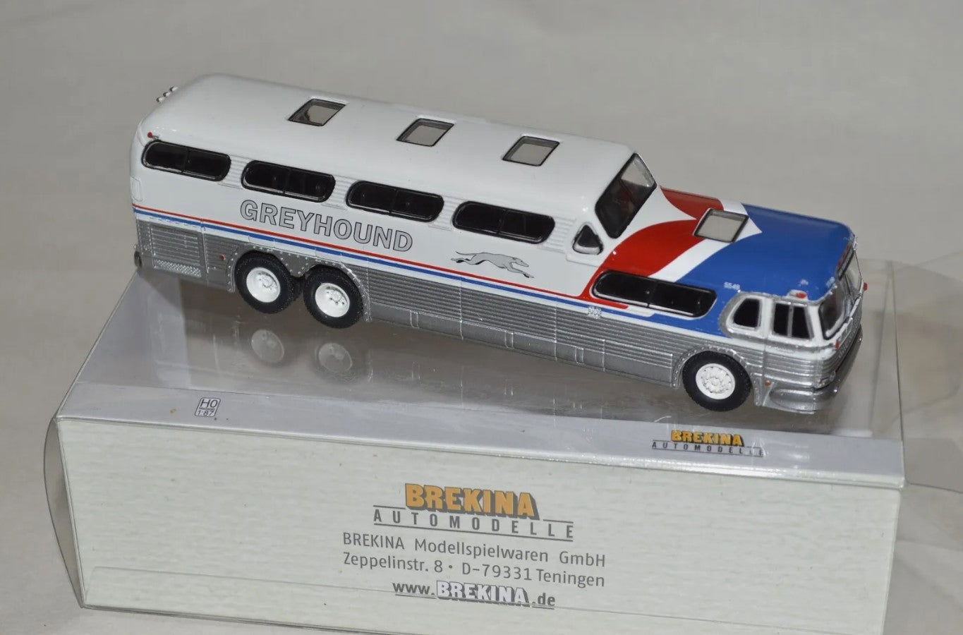 1/87 HO Scale GREYHOUND 1954-56 GMC PD-4504 Scenicruiser Bus & 6 Passengers NEW! - ModelsPower