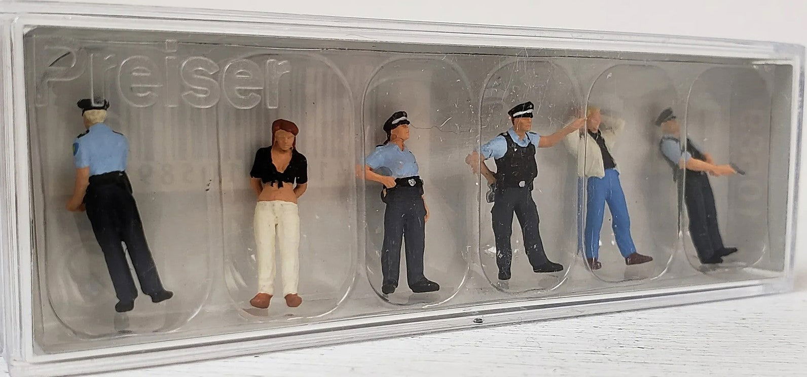 Preiser Kg 1/87 HO Scale POLICE OFFICERS Arresting 1 Female & 1 Male (6 Figures) - ModelsPower