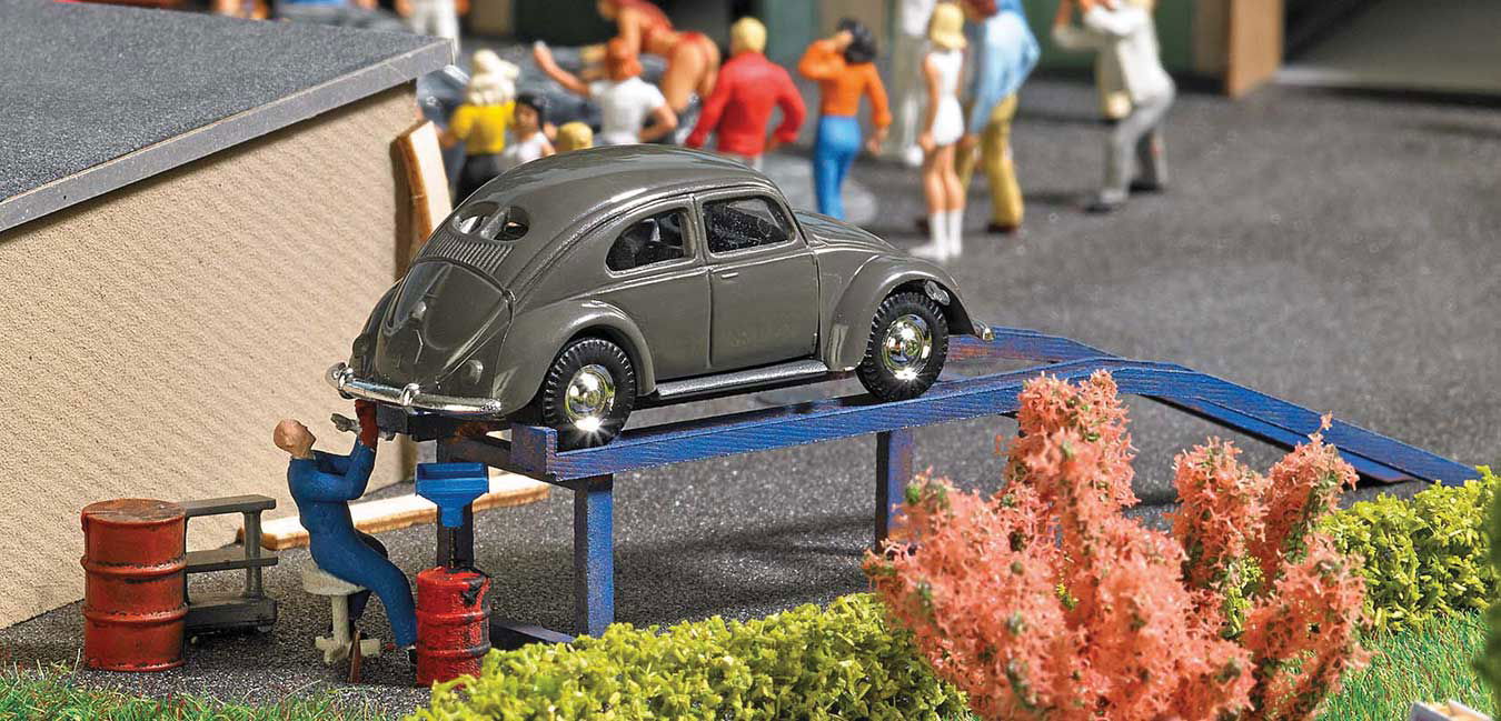 Busch 1/87 HO Scale VW Old Beetle+Mechanic+Oil Change Ramp+Barrels (Action Set) - ModelsPower