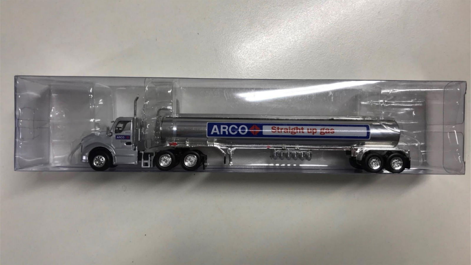 TNS098 1/87 HO Scale Kenworth T680 Day-Cab Tractor w/Gas Tank Trailer- ARCO - ModelsPower