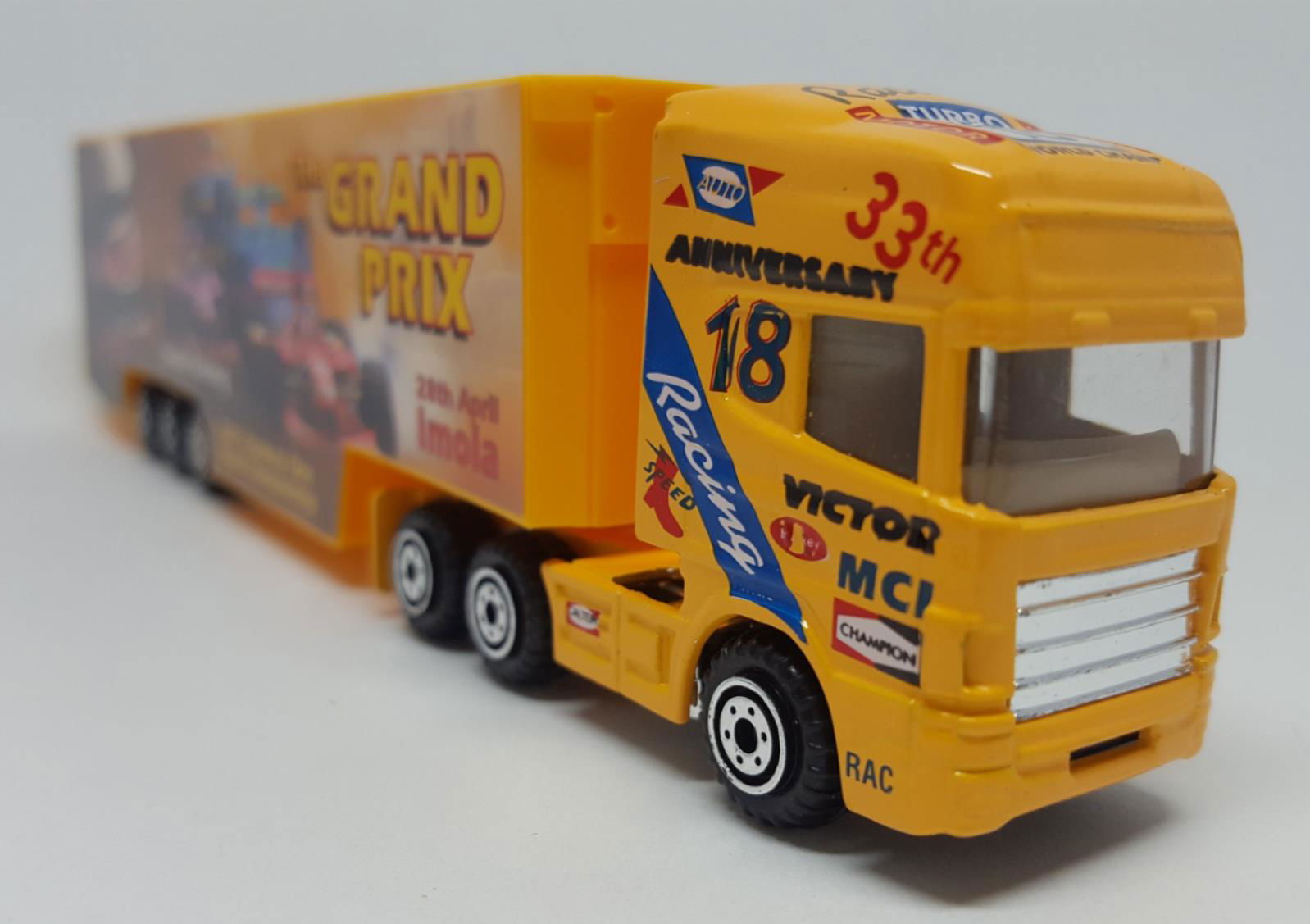 ProEngine HO 1/87 LH Tractor w/ Grand Prix F-1 World Championship Racing Trailer - ModelsPower