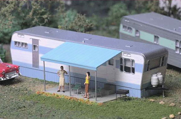 City Classics 1/87 HO Scale Robert's Road 1950s Mobile Home Kit w/ Propane Tanks - ModelsPower